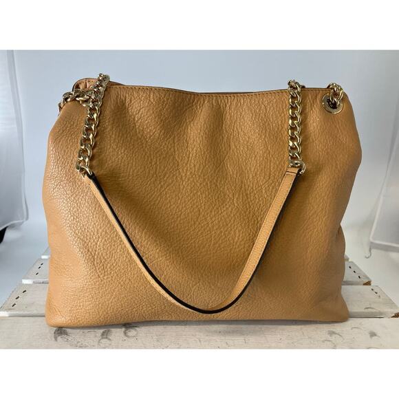 MICHAEL KORS, CAMEL PEBBLED LEATHER SHOULDER BAG WITH CHARM - Picture 5 of 16